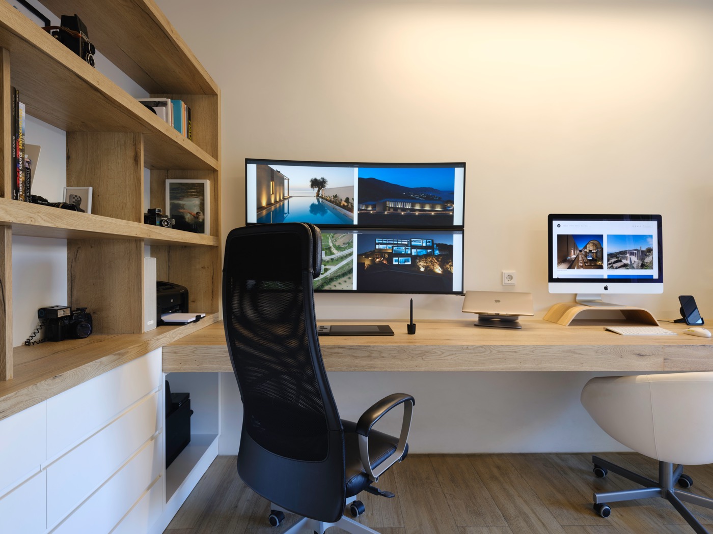 Γραφείο εργασίας με δύο οθόνες και iMac